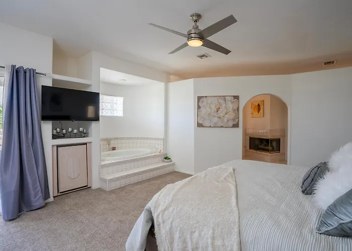 Desert Glam On The Golf Course Holiday home Lake Havasu City